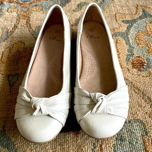 Ivory flats size 8.5 M